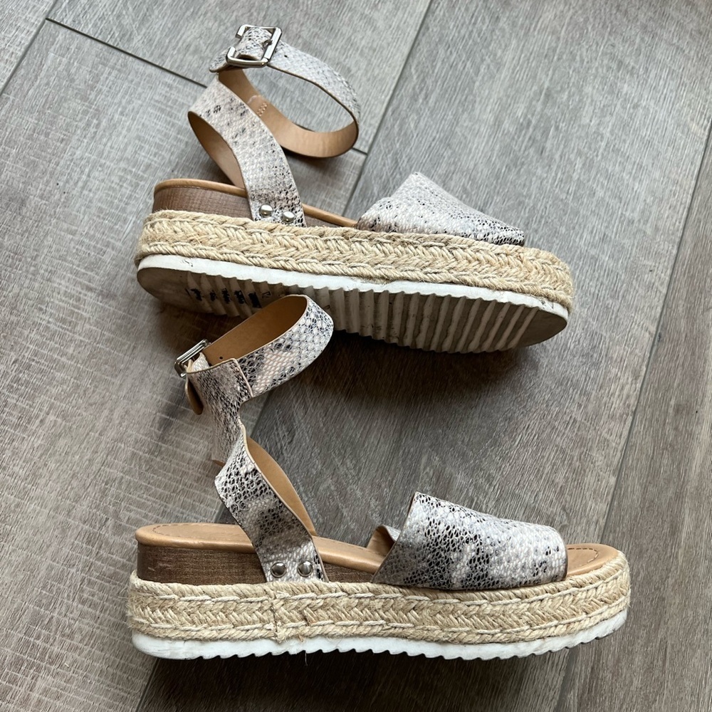 Soda Topic Flatform Sandals in Python Size 8 - Picture 5 of 8
